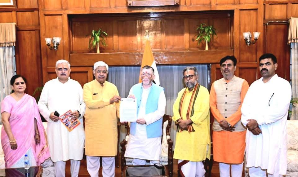 झारखंड के मंदिरों को सरकारी नियंत्रण से मुक्त करने की मांग, विश्व हिंदू परिषद ने राज्यपाल को सौंपा ज्ञापन