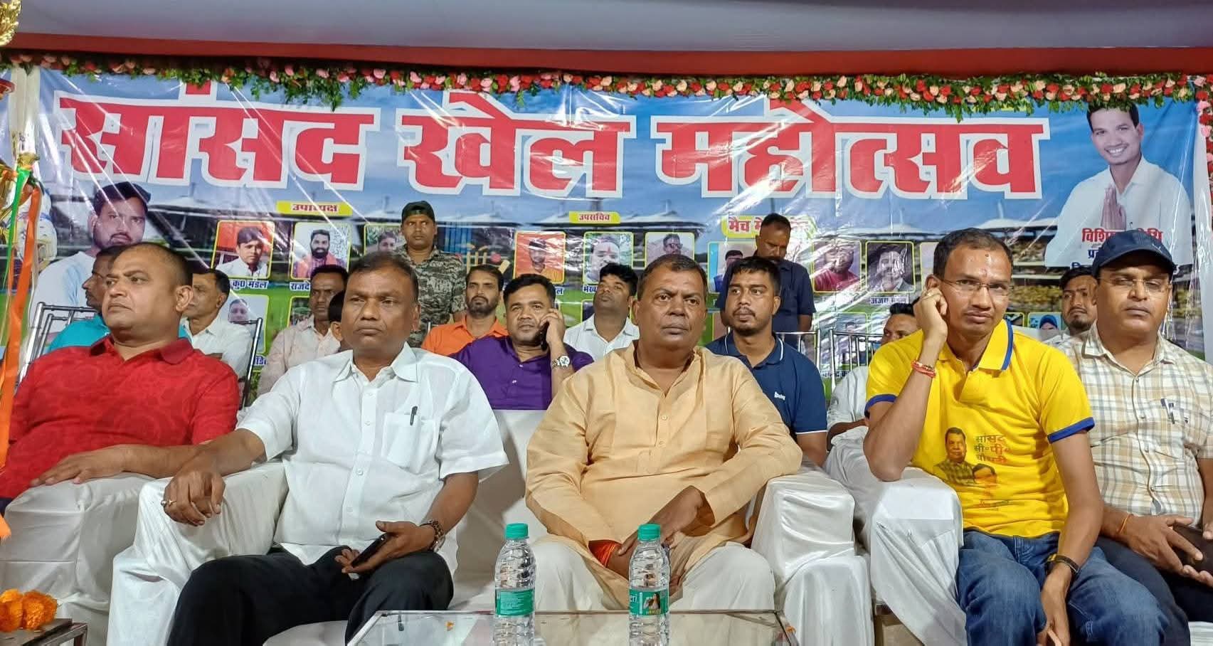 गिरिडीह में सांसद खेल महोत्सव का भव्य उद्घाटन, तीन दिवसीय डे-नाइट क्रिकेट टूर्नामेंट का शुभारंभ