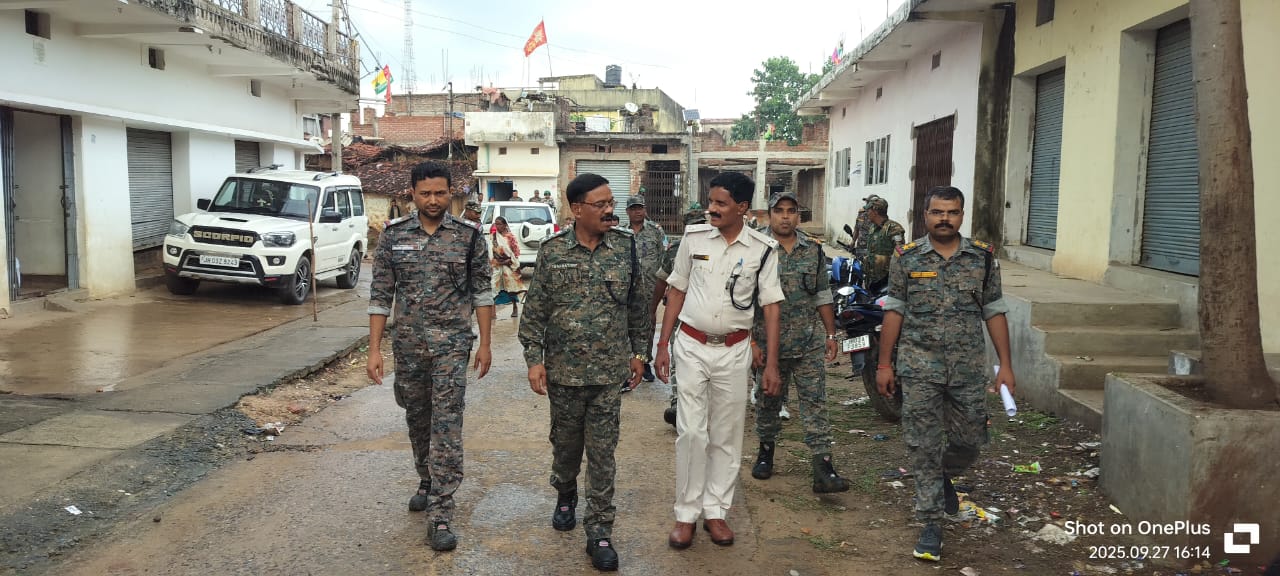 बरवाडीह में दुर्गा पूजा से पहले पुलिस ने निकाला व्यापक फ्लैग मार्च: सुरक्षा और शांति का दिया संदेश