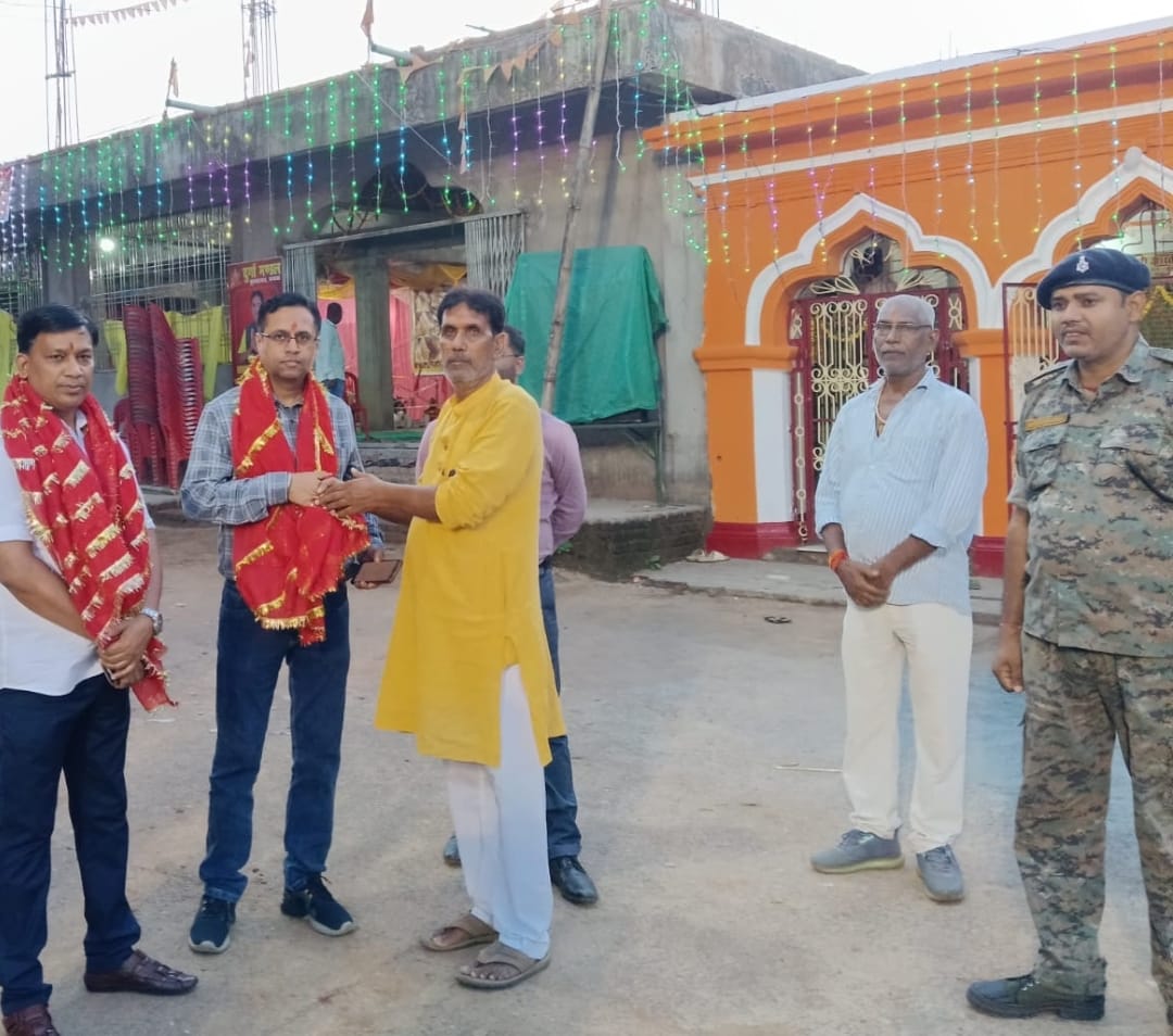 लातेहार में डीडीसी और प्रशासनिक टीम ने किया पूजा पंडालों का निरीक्षण