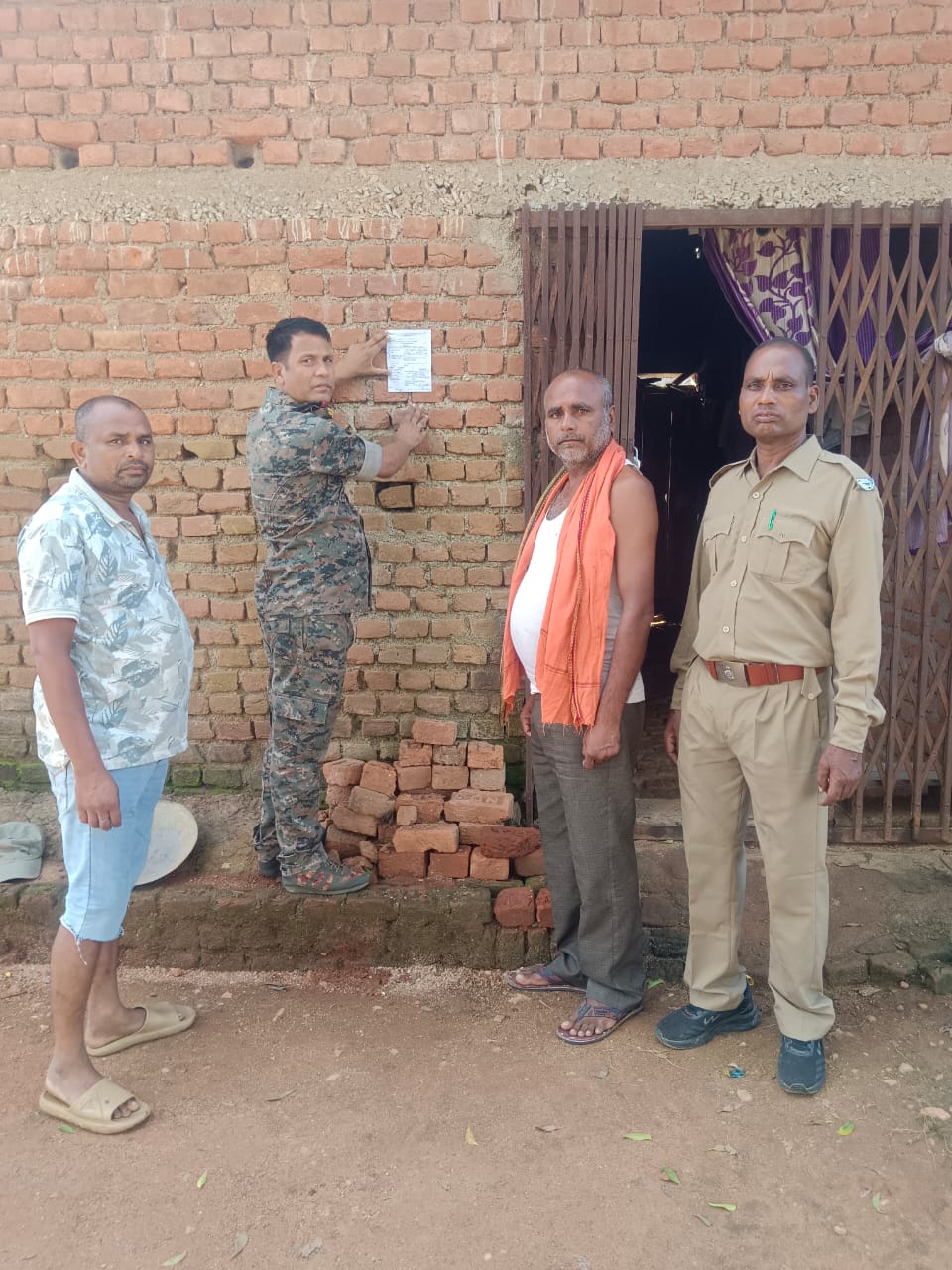 फरार अभियुक्त अयोध्या राम के खिलाफ इश्तेहार जारी: पुलिस ने घर पर चिपकाया नोटिस