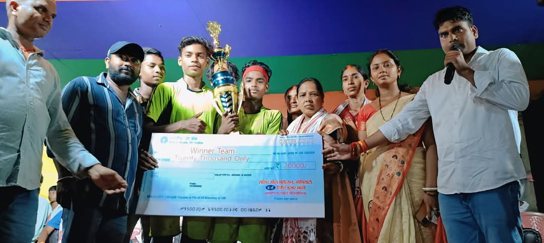 गिरिडीह में सांसद खेल महोत्सव के तहत 15वां टिकैत कुमार महतो ग्रामीण फुटबॉल टूर्नामेंट संपन्न, सांसद और आजसू नेताओं ने किया पुरस्कार वितरण