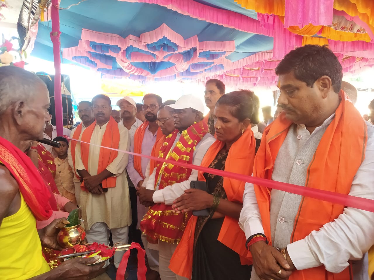 मनिका प्रखंड में विधायक रामचंद्र सिंह ने किया दुर्गा पंडालों का उद्घाटन: हजारों श्रद्धालु रहे शामिल