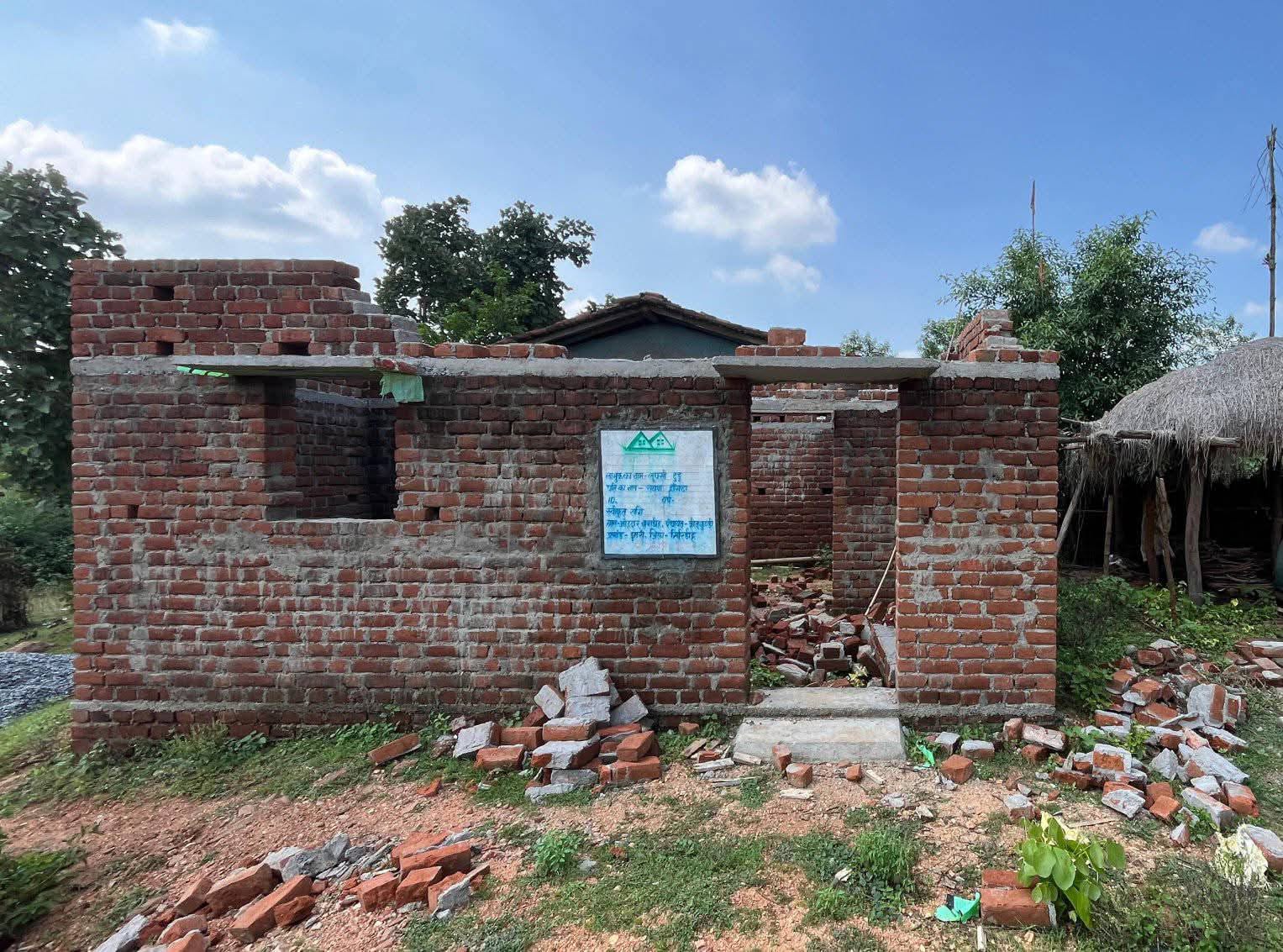 गिरिडीह में वन विभाग ने गरीब आदिवासी का अबुआ आवास तोड़ा, विधायक जयराम महतो ने किया दौरा और दिया पुनर्निर्माण का निर्देश