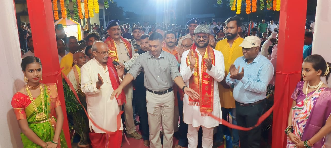 लातेहार के रोल महुआमिलान में दुर्गा मंडल पंडाल का भव्य उद्घाटन, एसपी ने ग्रामीणों से की मुलाकात