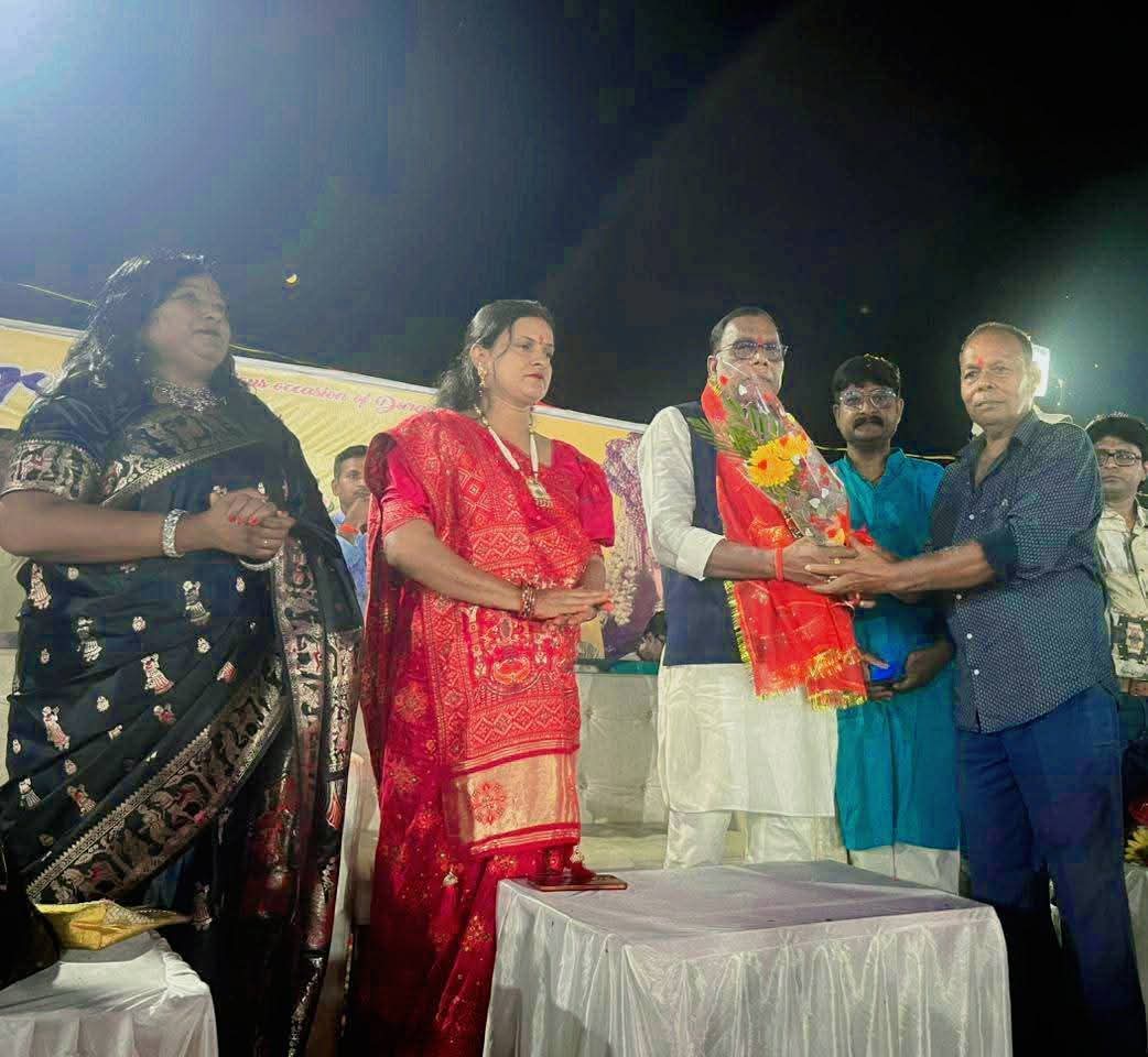 बगोदर में नवरंग डांडिया कार्यक्रम का भव्य आयोजन, विधायक नागेंद्र महतो ने दीप प्रज्वलन कर किया उद्घाटन