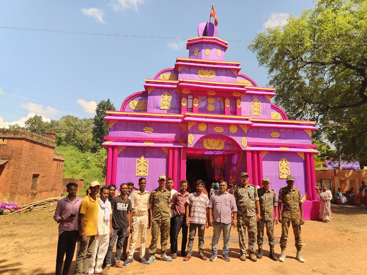 केचकी रेलवे स्टेशन दुर्गा पूजा पंडाल पर श्रद्धालुओं की भीड़ उमड़ी, सुरक्षा व्यवस्था सख्त
