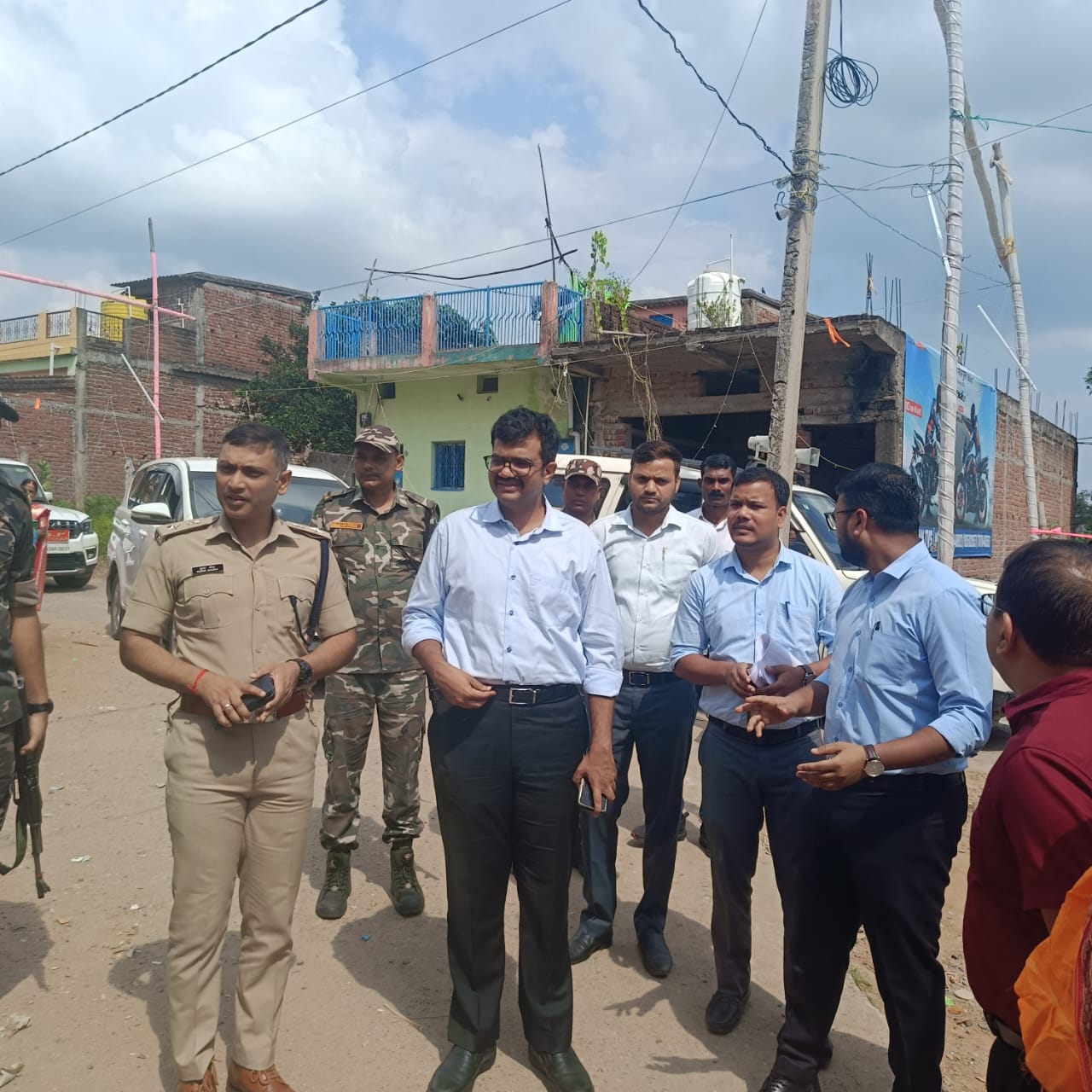 डीसी और एसपी ने किया मनिका दुर्गा पूजा पंडालों का निरीक्षण: प्रशासन ने दिए सुरक्षा और स्वच्छता के निर्देश