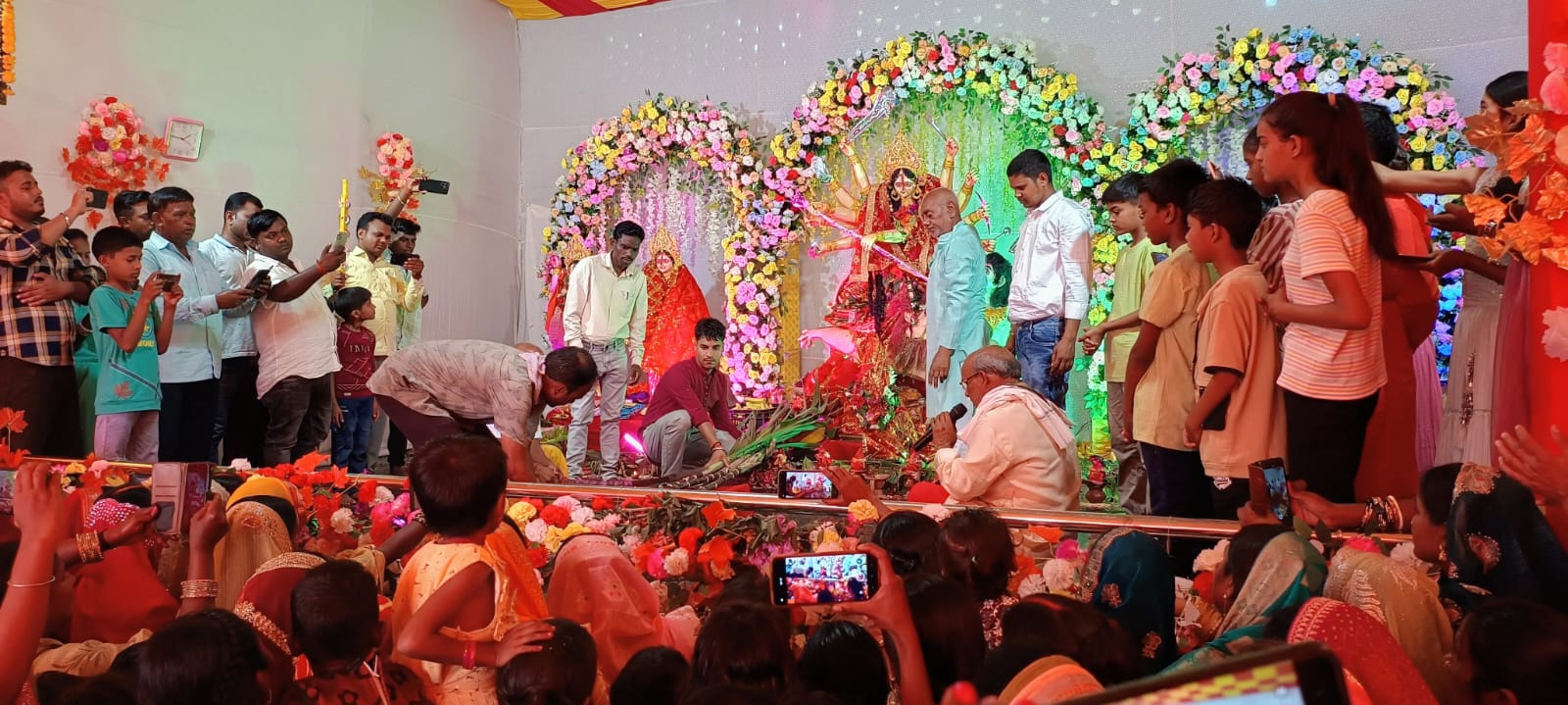 रोल पूजा पंडाल में अष्टमी पर मां महागौरी की भव्य आराधना: लाल किला थीम पंडाल से श्रद्धालुओं को आकर्षण