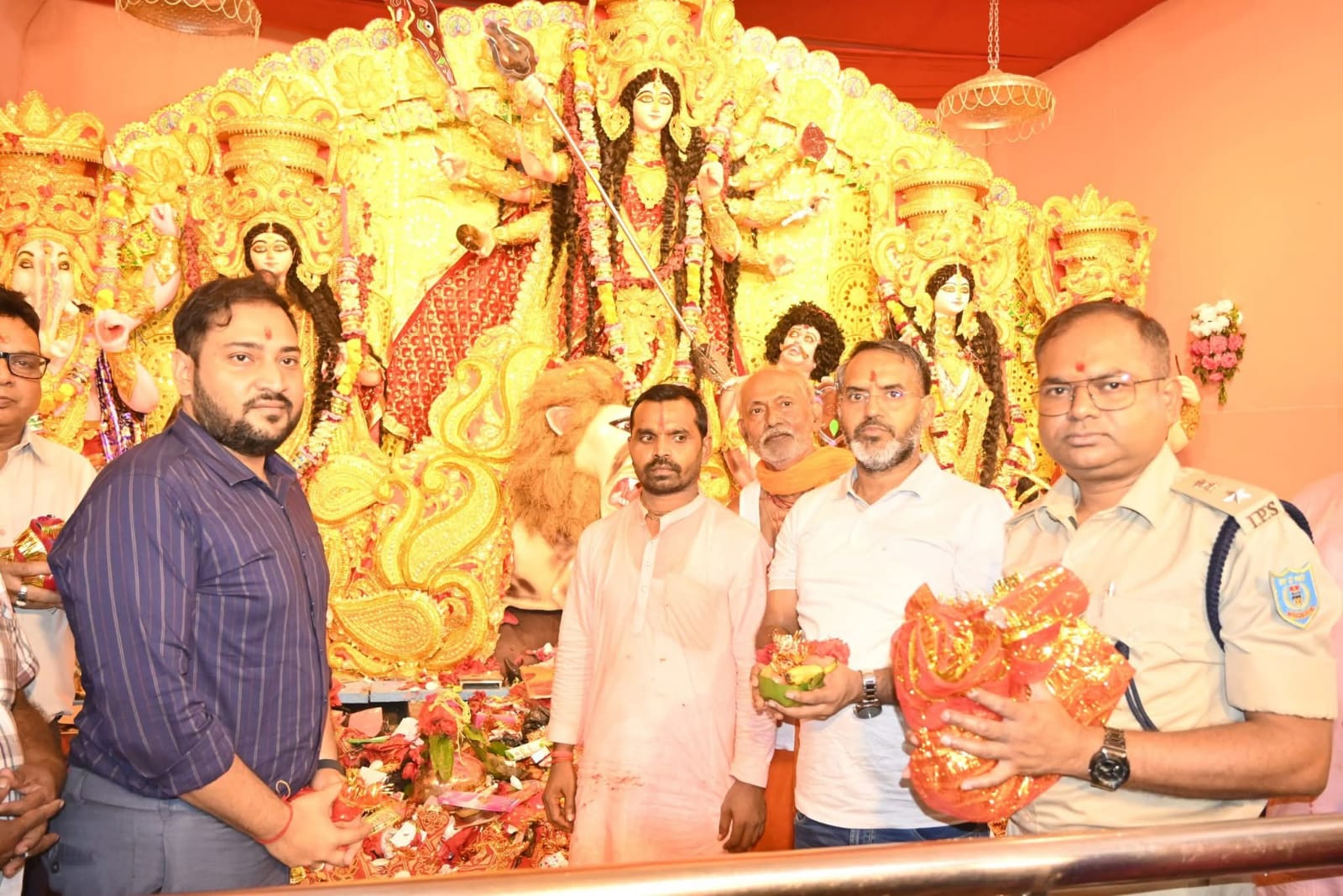 गिरिडीह में पुलिस अधीक्षक ने दुर्गा पूजा पंडालों का निरीक्षण कर सुरक्षा और व्यवस्थाओं का लिया जायजा