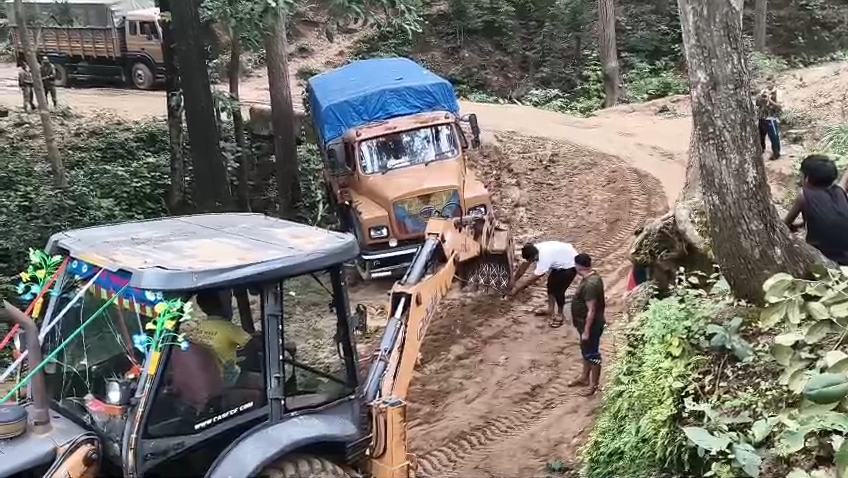 वन विभाग की रोक से ठप पड़ा सड़क निर्माण: लात पंचायत में कीचड़ से जूझ रहे ग्रामीण और यात्री