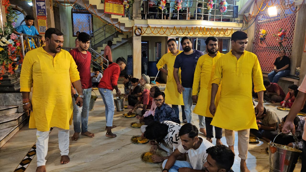 गिरिडीह शहर में विश्वनाथ मंदिर में वार्षिक भंडारे का आयोजन, श्रद्धालुओं ने भक्ति भाव के साथ लिया हिस्सा