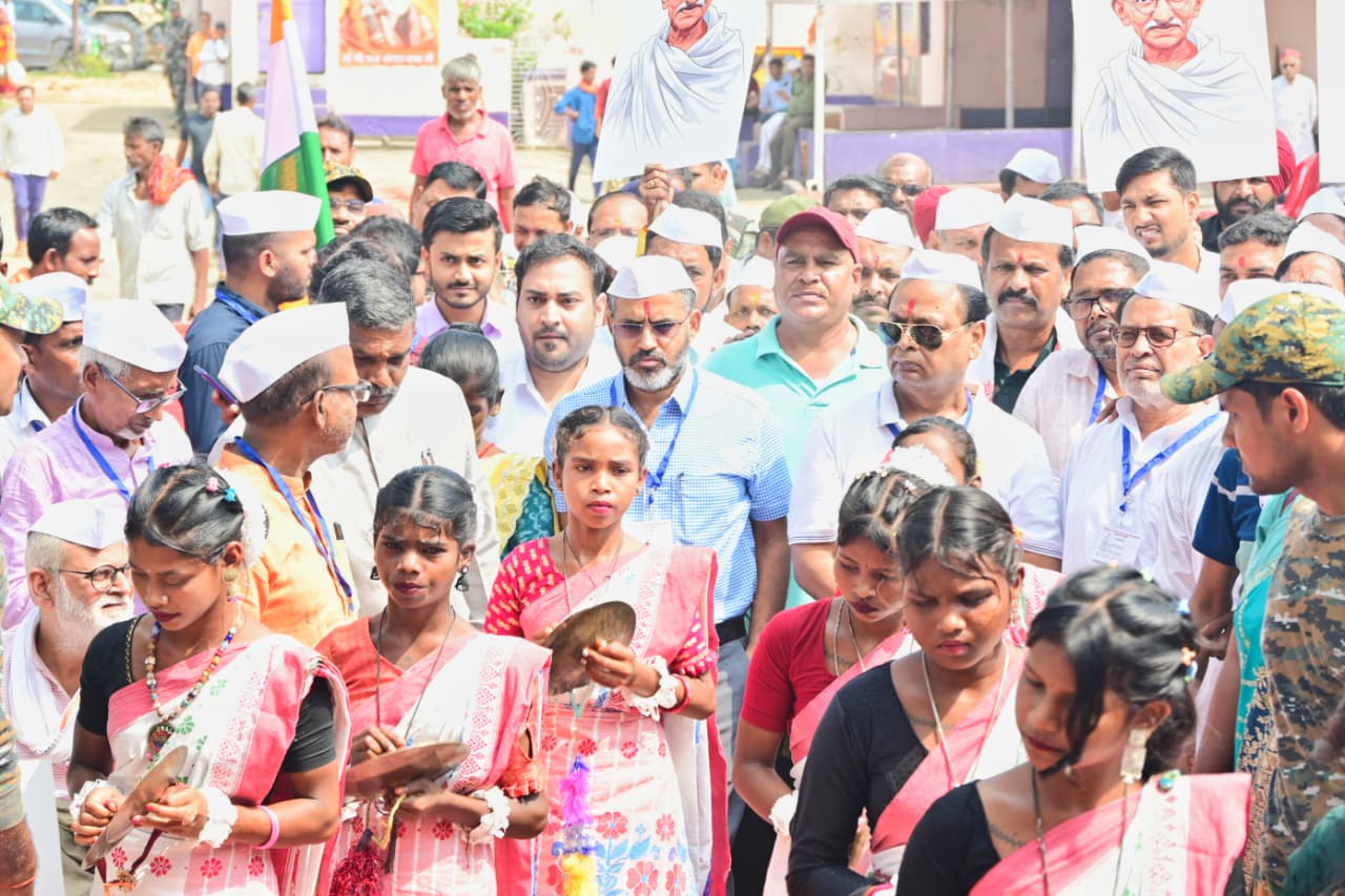 जमुआ में गांधी आगमन शताब्दी समारोह का भव्य आयोजन, उपायुक्त ने पौधारोपण और पदयात्रा में लिया भाग