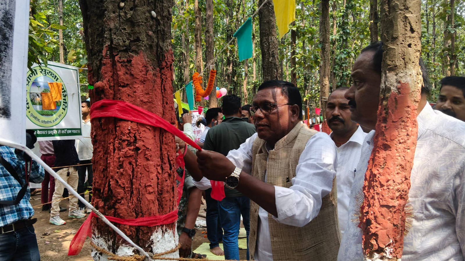 गिरिडीह में वृक्ष रक्षाबंधन सह पर्यावरण महोत्सव में विधायक नागेंद्र महतो ने दिया हरियाली का संदेश