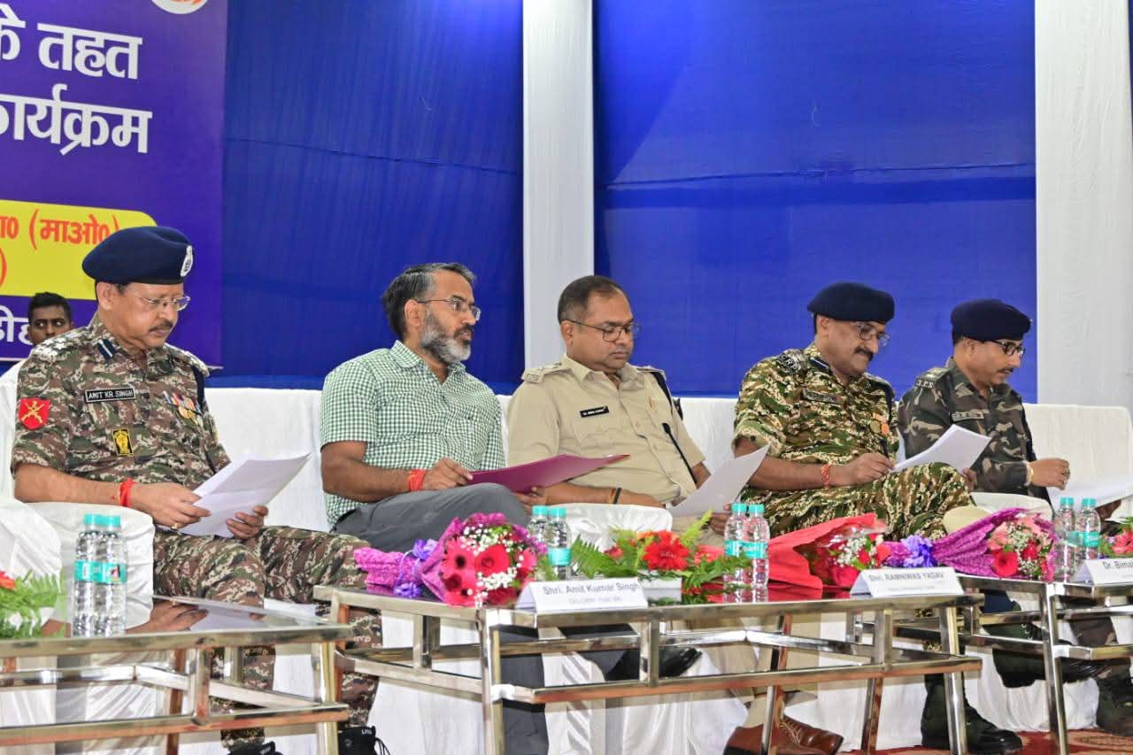 गिरिडीह पुलिस के समक्ष भा०क०पा० (माओवादी) सदस्य शिवलाल हेम्ब्रम और उनकी पत्नी सरिता हांसदा का आत्मसमर्पण: मुख्यधारा में लौटने की मिसाल