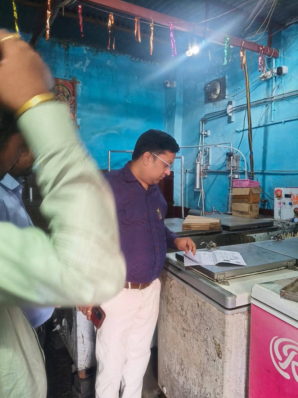 गिरिडीह में खाद्य सुरक्षा विभाग की बड़ी कार्रवाई, कई रेस्टोरेंट से जब्त हुए एक्सपायर्ड फूड आइटम
