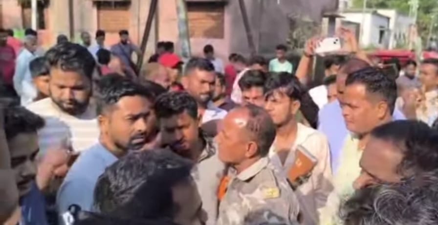 गिरिडीह में स्थानीय लोगों ने प्रतिबंधित मांस ले जाते पकड़ा, रोड जाम के बाद पुलिस ने मामला शांत किया
