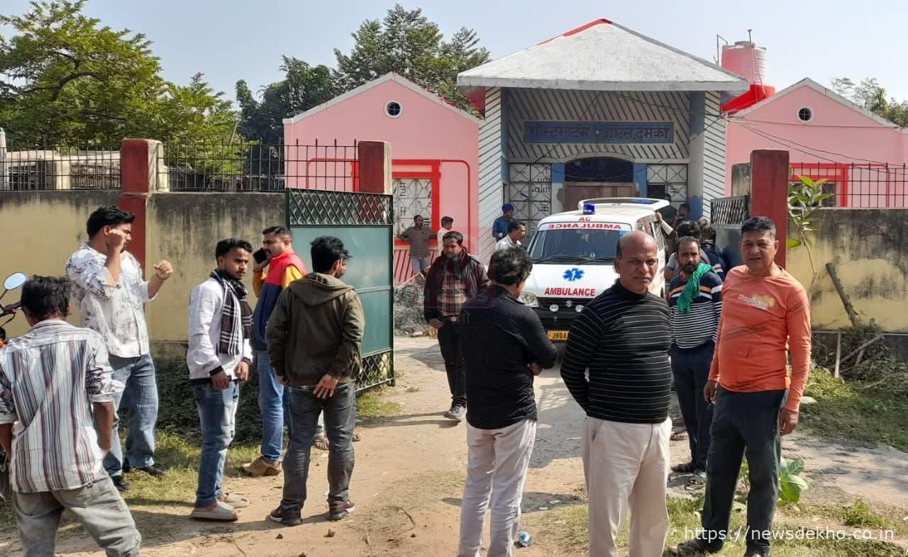 दुमका सड़क हादसे में दो युवकों की दर्दनाक मौत: तेज रफ्तार कार पेड़ से टकराई, तीन गंभीर रूप से घायल