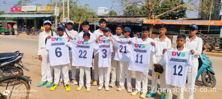 लचरागढ़ अंडर-16 क्रिकेट टीम जिला क्रिकेट लीग के लिए रवाना नई जर्सी के साथ खिलाड़ियों में उत्साह और जोश