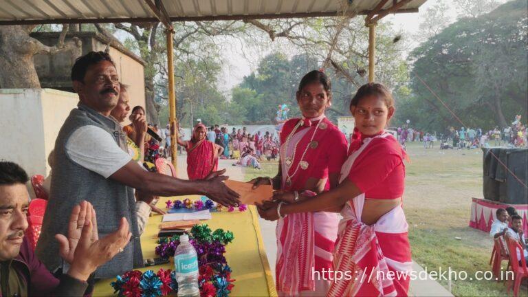 ओड़गा उत्क्रमित उच्च विद्यालय में झारखंड स्थापना दिवस और बिरसा मुंडा की 150वीं जयंती पर सांस्कृतिक उत्सव का भव्य आयोजन