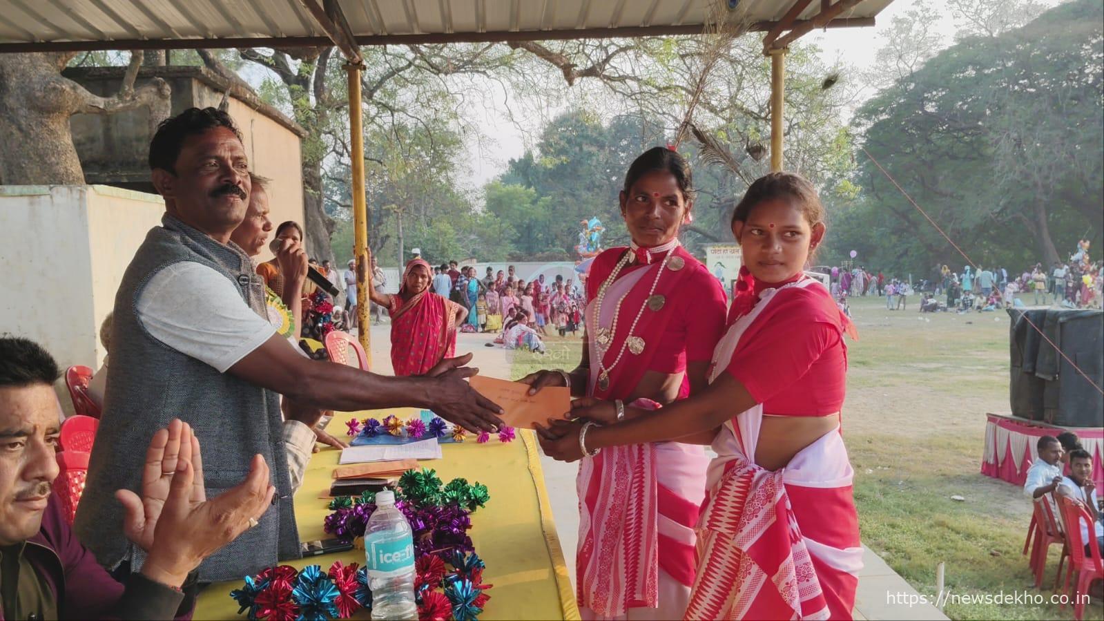 ओड़गा उत्क्रमित उच्च विद्यालय में झारखंड स्थापना दिवस और बिरसा मुंडा की 150वीं जयंती पर सांस्कृतिक उत्सव का भव्य आयोजन