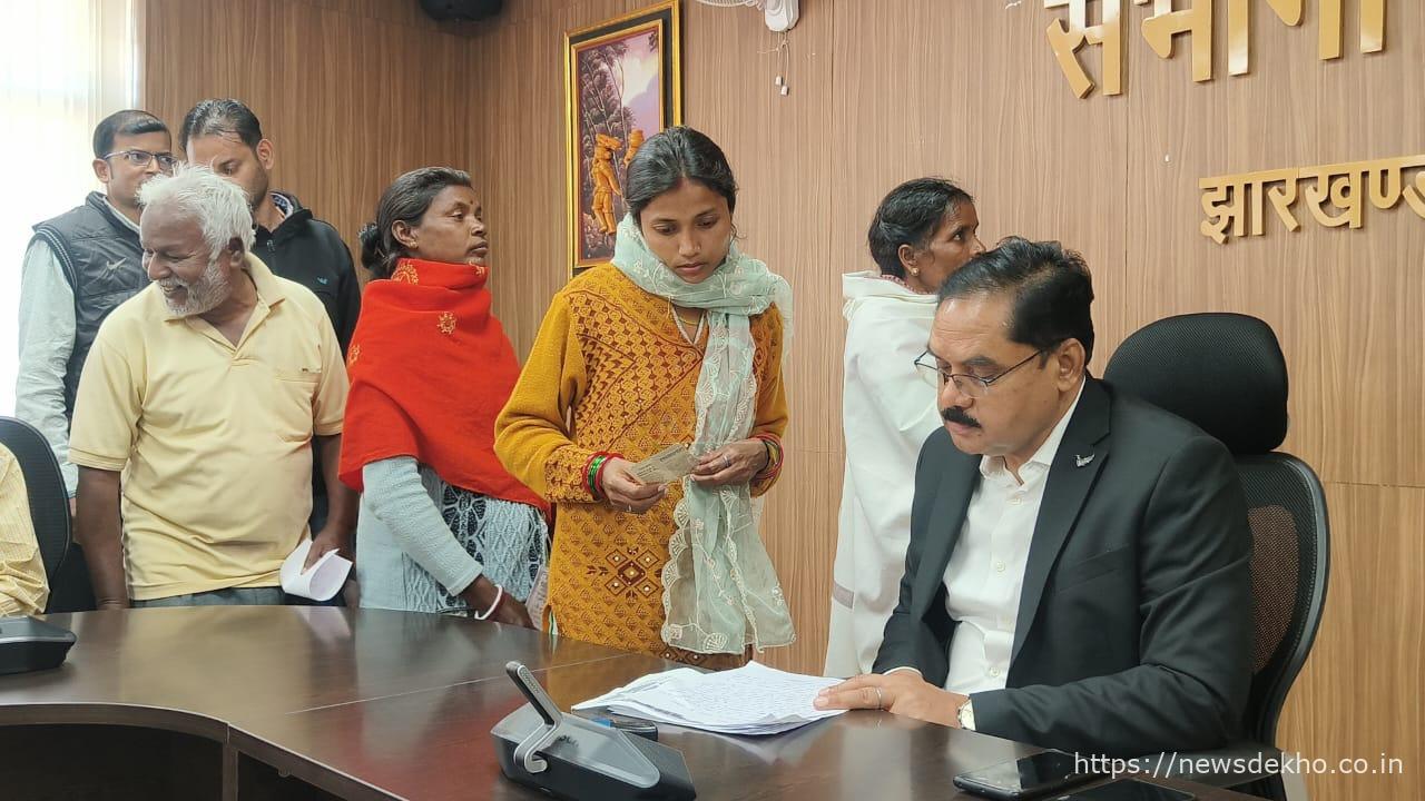 गुमला में जिला स्तरीय जन शिकायत निवारण दिवस में 30 से अधिक लोगों ने रखी अपनी समस्याएँ, डीसी कार्यालय ने त्वरित कार्रवाई के दिए निर्देश