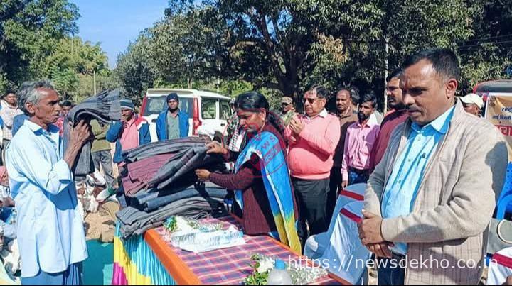 राष्ट्रीय एसटी आयोग की सदस्या आशा लकड़ा ने तूरियाडीह में जरूरतमंदों को बांटे कंबल, शीतलहर से राहत की बड़ी पहल
