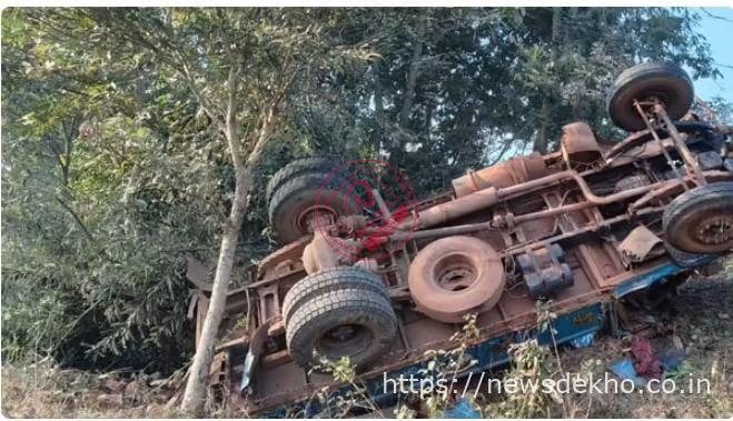 तेज़ रफ्तार बॉक्साइट लदा ट्रक पलटा, बिजली का पोल 20 फीट दूर गिरा