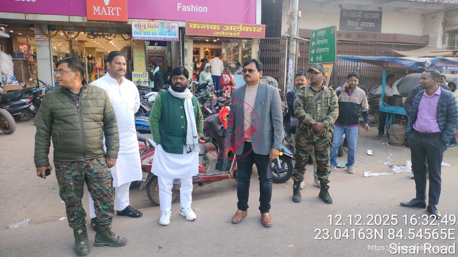 गुमला में सड़क सुरक्षा पर प्रशासन का बड़ा प्रहार, डीटीओ और थाना प्रभारी ने पैदल मार्च कर दिखाई सख्ती