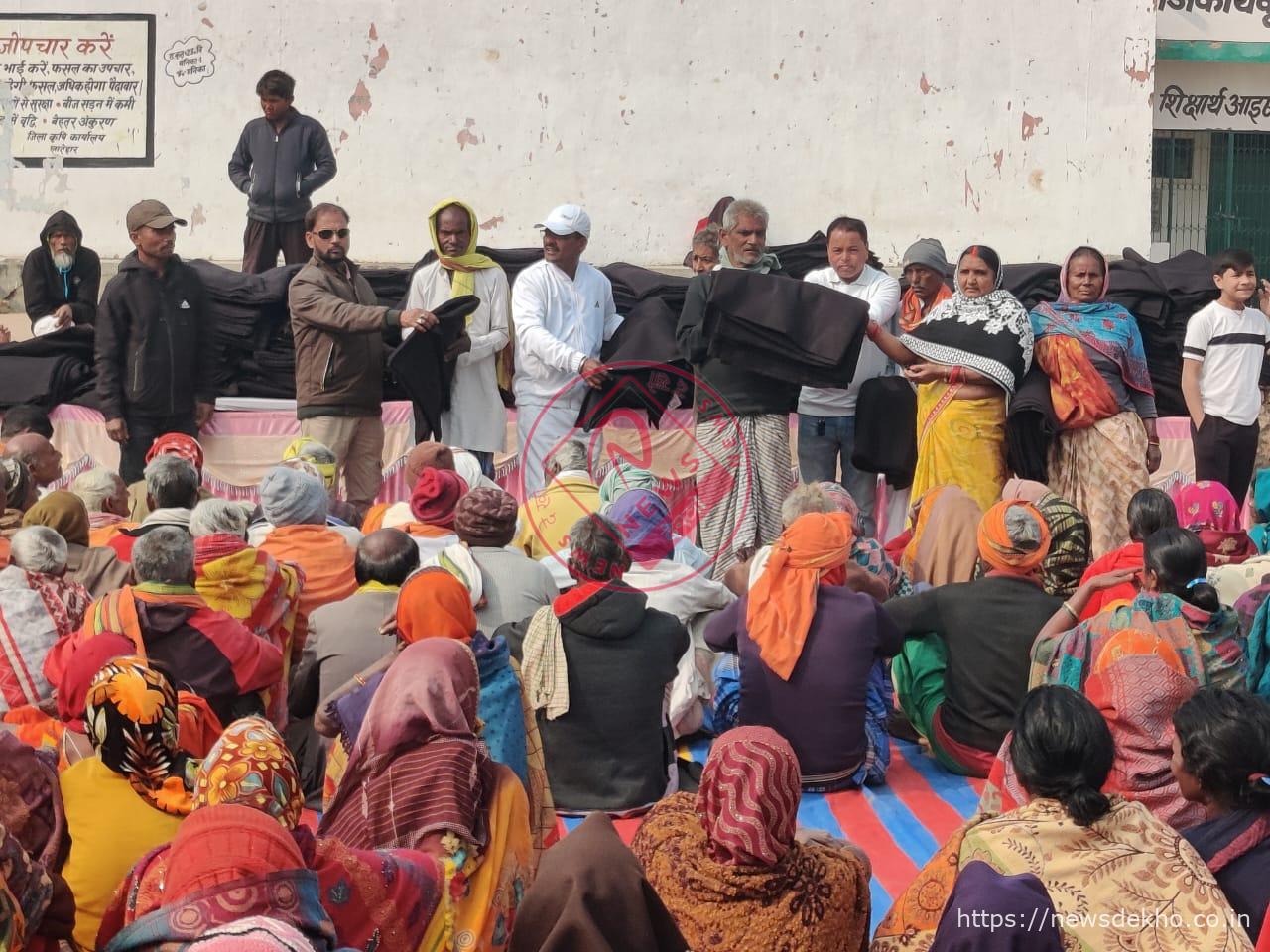 मनिका प्रखंड में समाजसेवियों ने पेश की मानवता की मिसाल, 1500 जरूरतमंदों के बीच कंबल वितरण