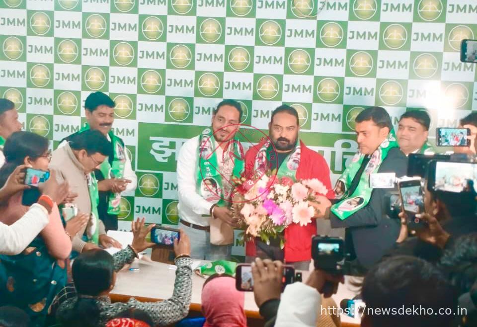आप के फायर ब्रांड नेता सौरभ श्रीवास्तव समेत सैकड़ों नेताओं का झामुमो में प्रवेश, पलामू प्रमंडल की राजनीति में बड़ा बदलाव