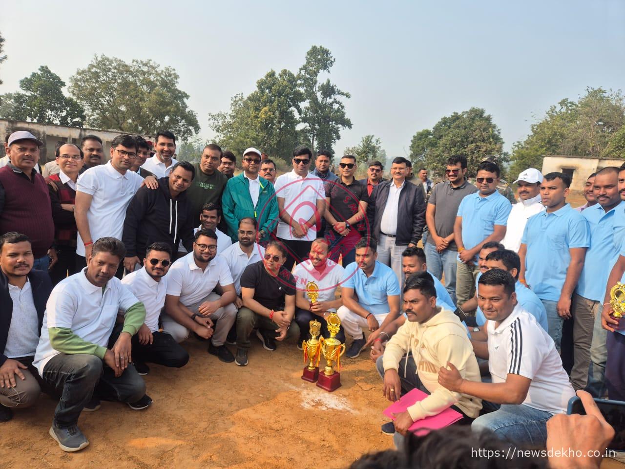 लालमटिया स्टेडियम में प्रशासन बनाम पुलिस का क्रिकेट मुकाबला, एसपी की रक्षक 11 बनी विजेता