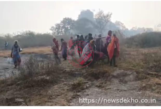 गुमला के झलकापाठ गांव में सड़क न होने से गर्भवती महिला को झिलंगी बहिंगा पर पहुंचाया गया एंबुलेंस तक