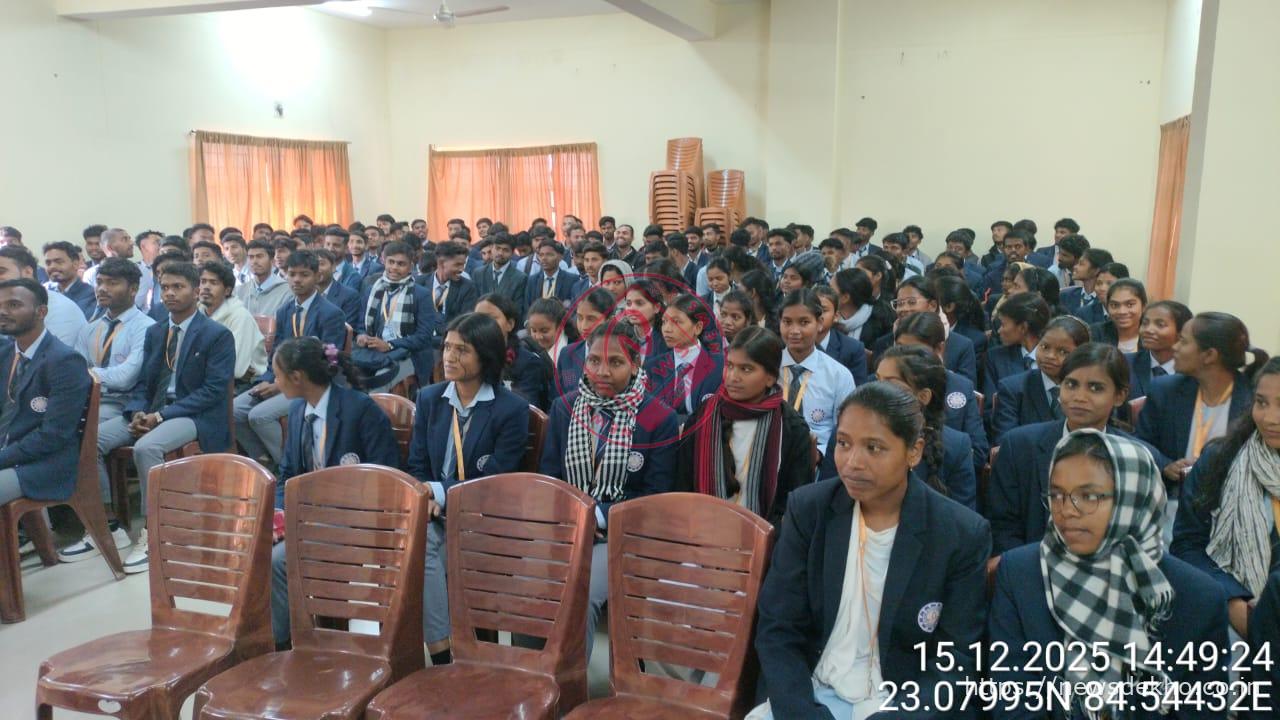 जुर्माने से आगे बढ़कर जागरूकता की राह पर DTO, KO कॉलेज और पॉलिटेक्निक में सड़क सुरक्षा को लेकर नुक्कड़ नाटक और शपथ कार्यक्रम