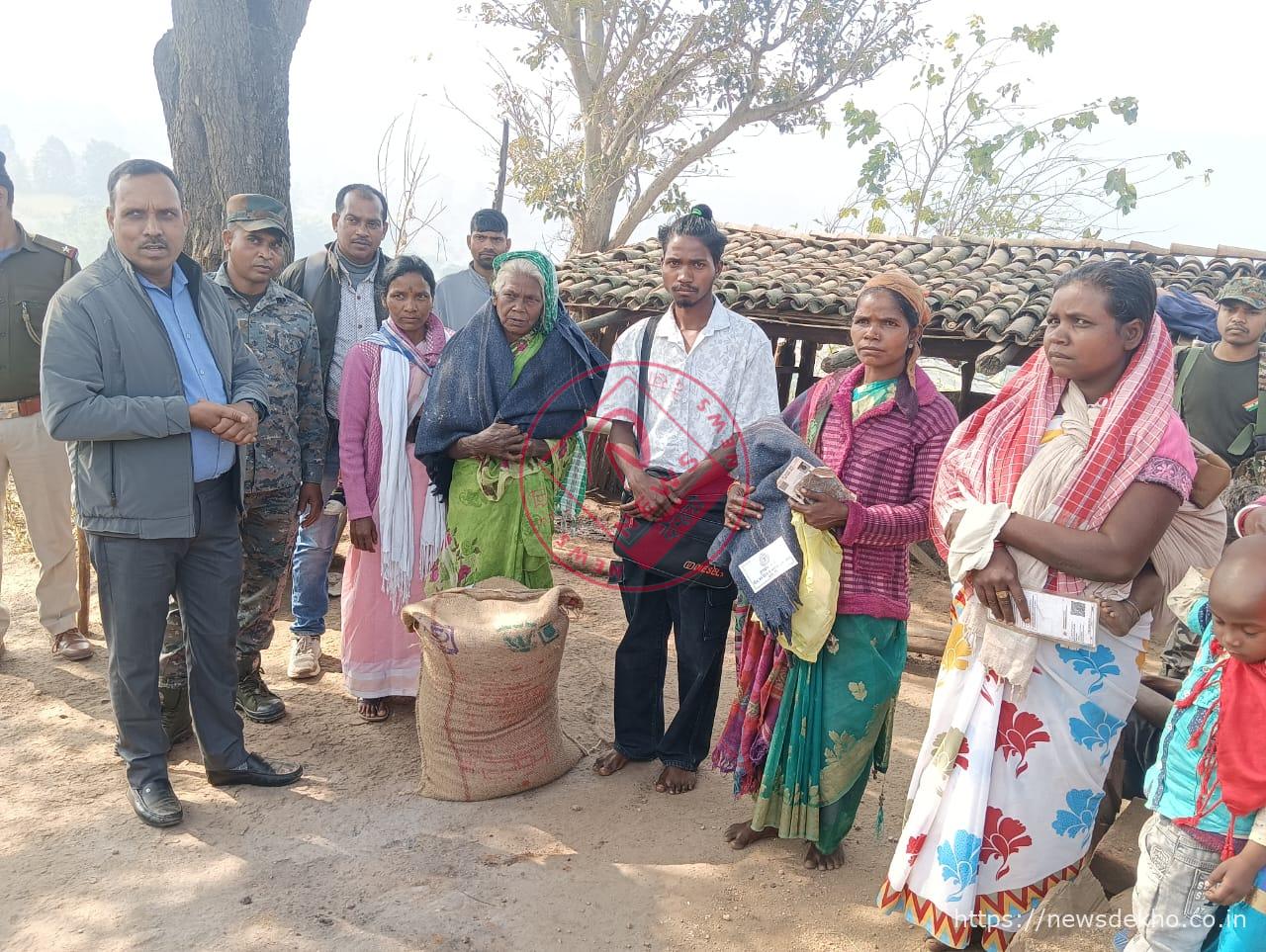 आदिम जनजाति परिवार के दुःख में प्रशासन का सहारा, झलकापाट गांव में बीडीओ ने पहुंचाया राहत और योजनाओं का लाभ