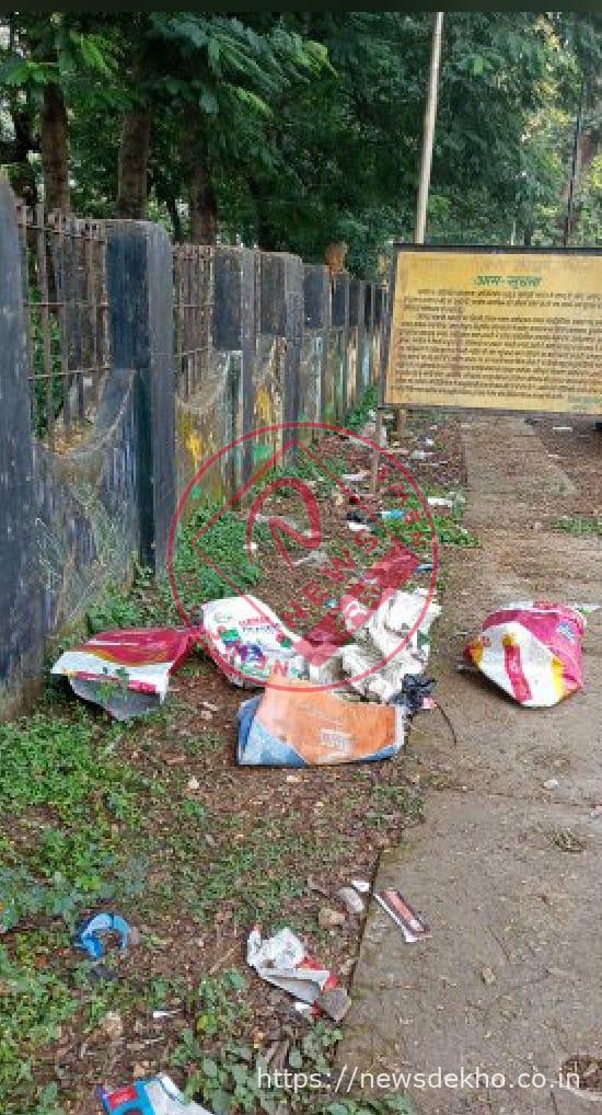 बेतला नेशनल पार्क के मुख्य द्वार पर गंदगी का अंबार, स्वच्छ पर्यटन के दावे पर उठे सवाल