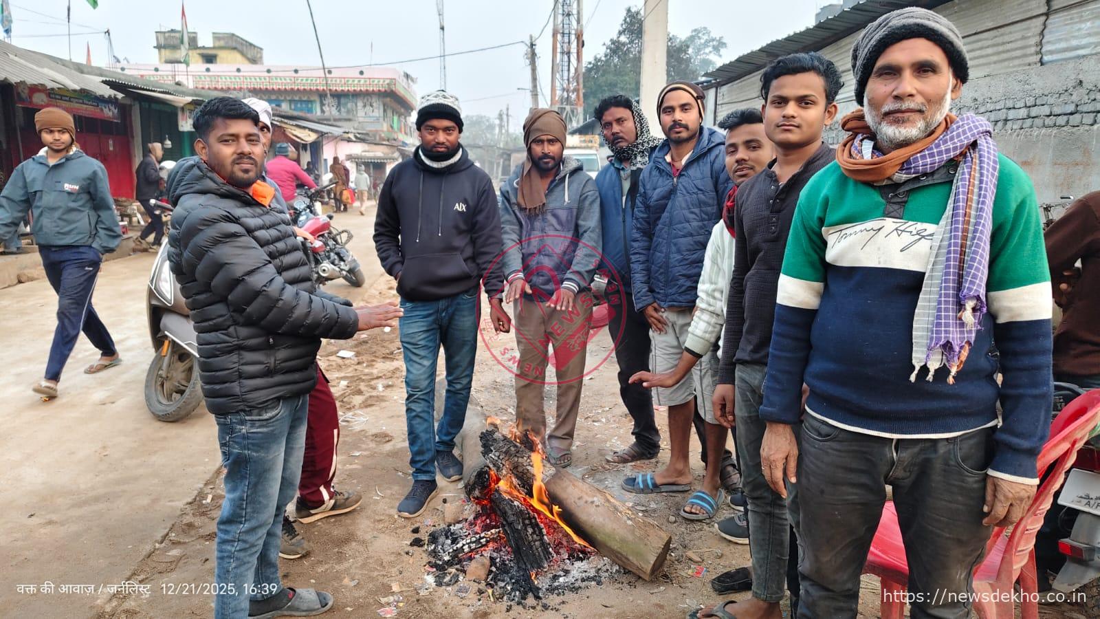 बरवाडीह बाजार में कड़ाके की ठंड से राहत, व्यवसायिक संघ अध्यक्ष दीपक राज ने कराई अलाव की व्यवस्था