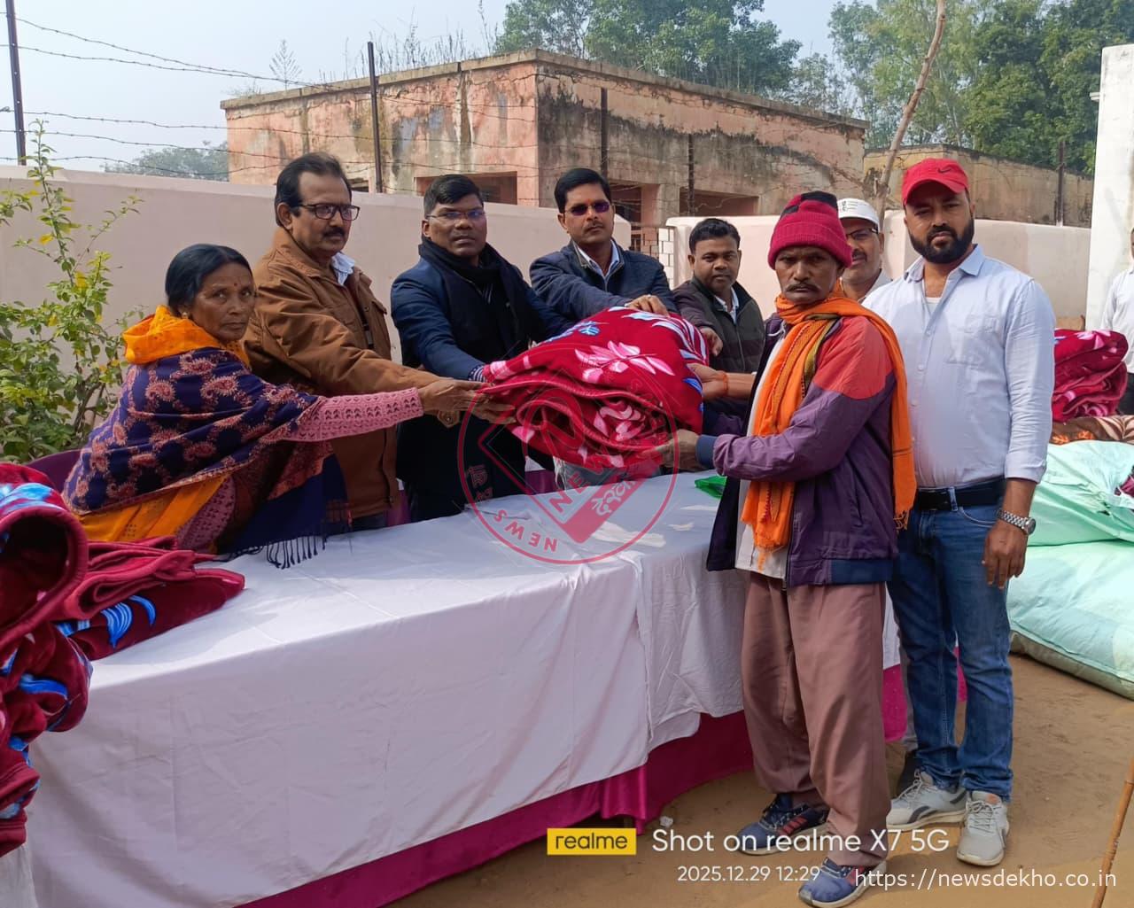 रेहला वार्ड नंबर छह में जरूरतमंदों के बीच 150 कंबलों का वितरण, ठंड से राहत की पहल