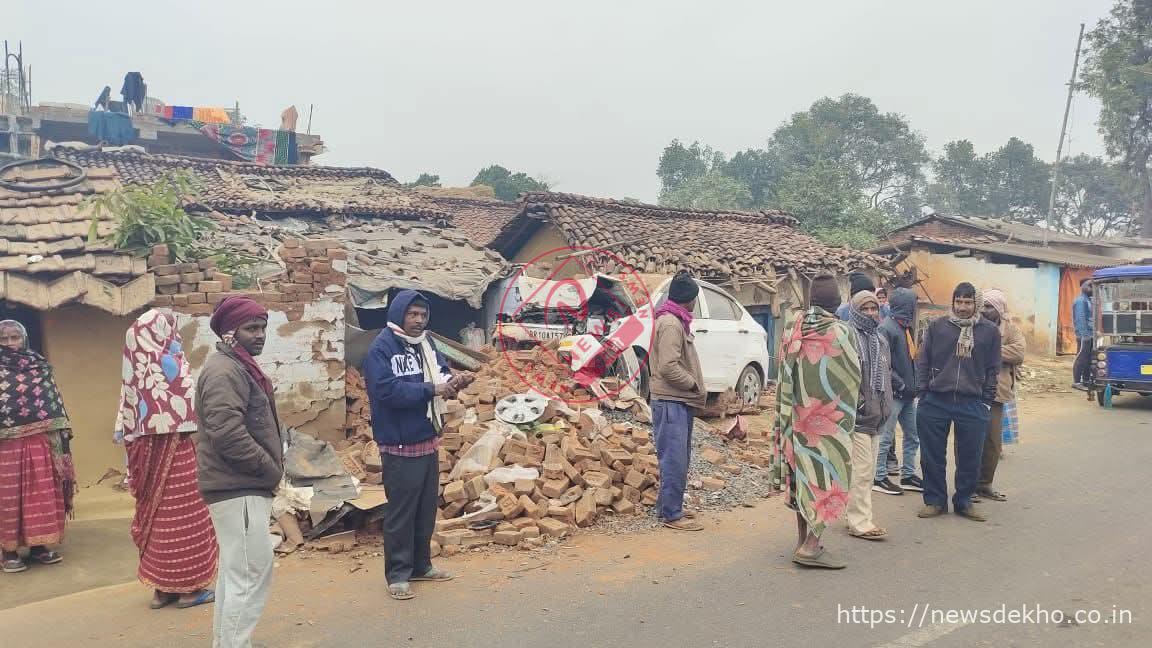 बेगनथारा में बड़ा सड़क हादसा टला, बासुकीनाथ जा रही कार घर से टकराई