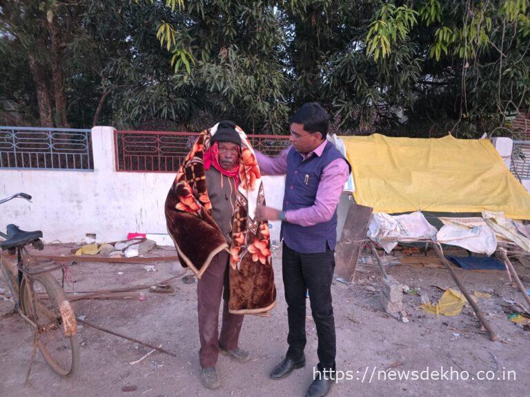 बानो रेलवे स्टेशन पर ठंड में मानवता की मिसाल, बीडीओ ने जरूरतमंदों के बीच बांटे कंबल