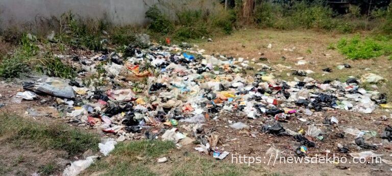 हुसैनाबाद नगर पंचायत में कचरा और सड़क की जर्जर स्थिति पर उठे सवाल, प्रशासन मौन