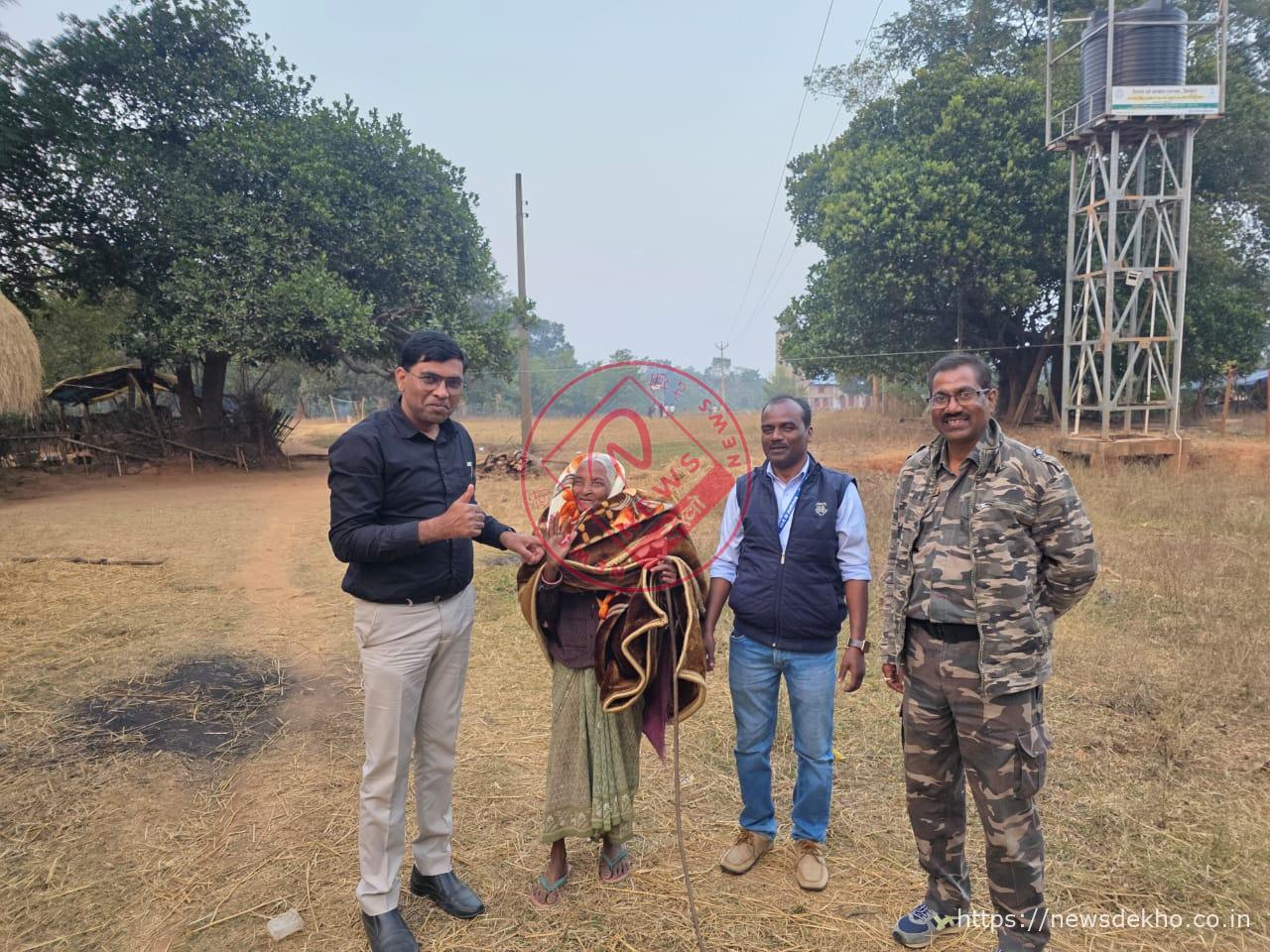 सुदूरवर्ती गांवों में ठंड से बचाव के लिए कंबल वितरण अभियान, बुजुर्गों के चेहरों पर लौटी मुस्कान