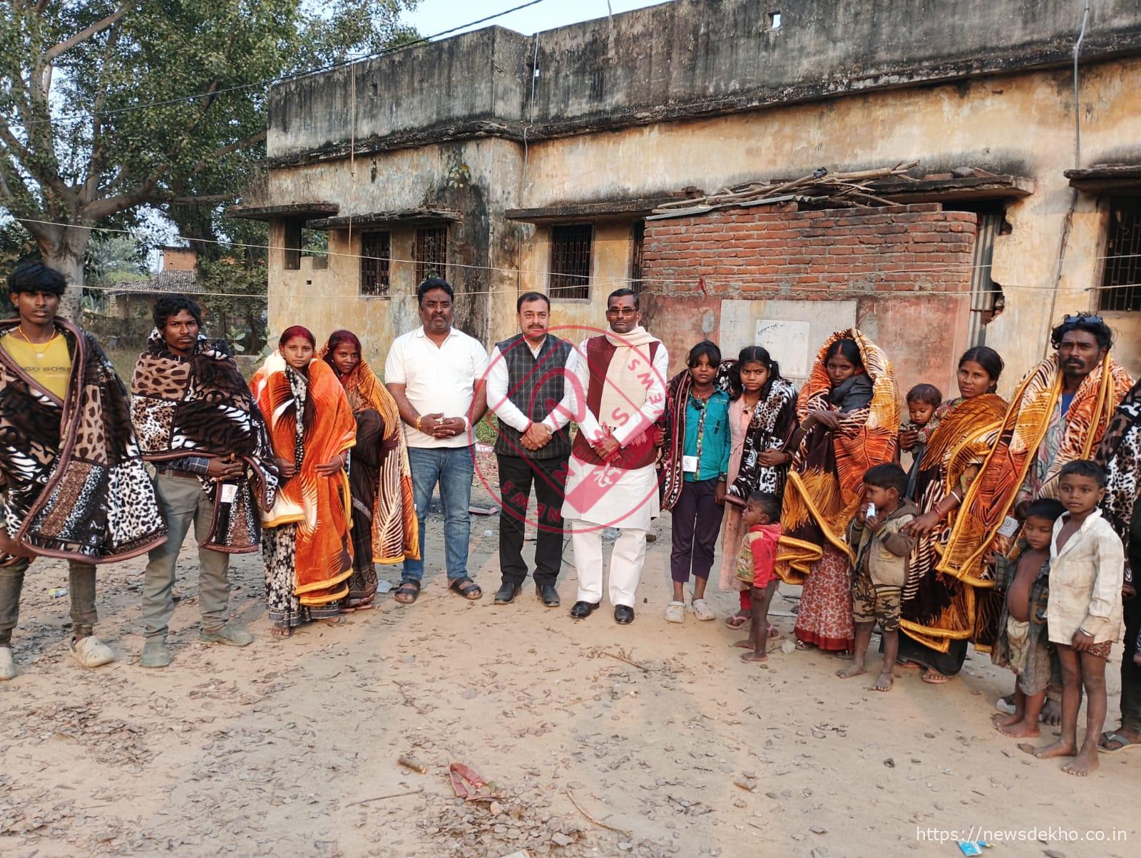 पांडू में समाजसेवियों की पहल, 10 मुसहर परिवारों के बीच कंबल वितरण कर दी राहत
