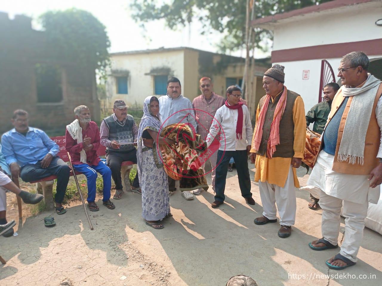 हुसैनाबाद के महुअरी पंचायत में ठंड से राहत की पहल, 70 जरूरतमंदों के बीच कंबल वितरण