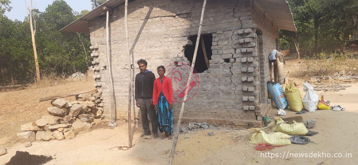 बानो के बंसीटोली गांव में जंगली हाथी का आतंक, प्रधानमंत्री आवास को पहुंचाया भारी नुकसान