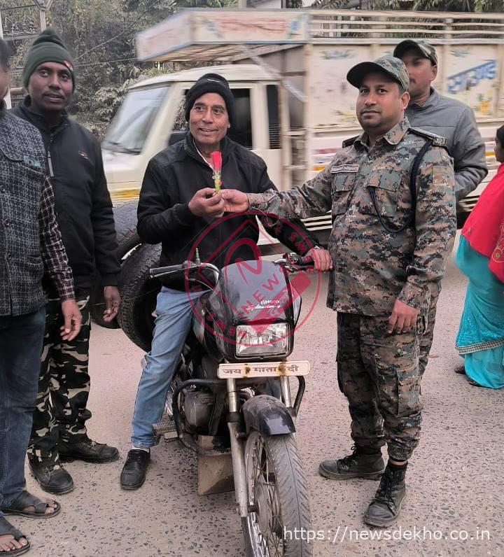 हुसैनाबाद में पुलिस का अनोखा रोड सेफ्टी अभियान, गुलाब देकर ट्रैफिक नियमों के पालन की अपील