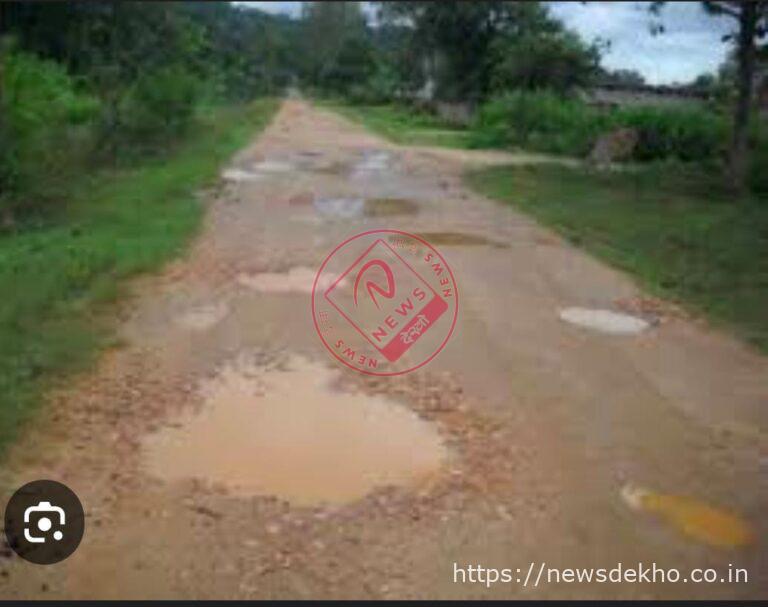 बरवाडीह मंडल सड़क की बदहाली से सैलानी नाराज, नववर्ष में पर्यटन उत्साह पर पड़ा असर