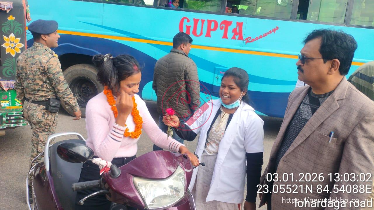 सड़क पर गुलाब और माला का संदेश, गुमला में गांधीगिरी से परिवहन विभाग ने बदली चालकों की सोच