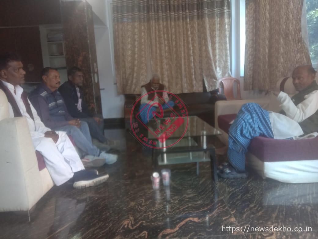 लालगढ़ पंचायत को प्रखंड का दर्जा दिलाने की मांग, मुखिया धर्मेंद्र चौधरी ने विधायक नरेश सिंह से की मुलाकात