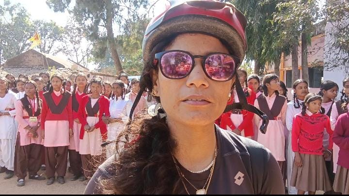37 देशों की साइकिल यात्रा करने वाली पर्वतारोही समीरा खान का नवडीहा आगमन, छात्राओं में जगा आत्मविश्वास और साहस